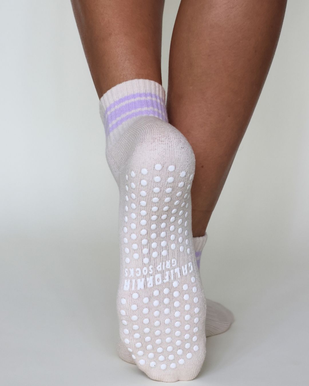 The Retro Shortie Grip Socks - Off White & Lilac