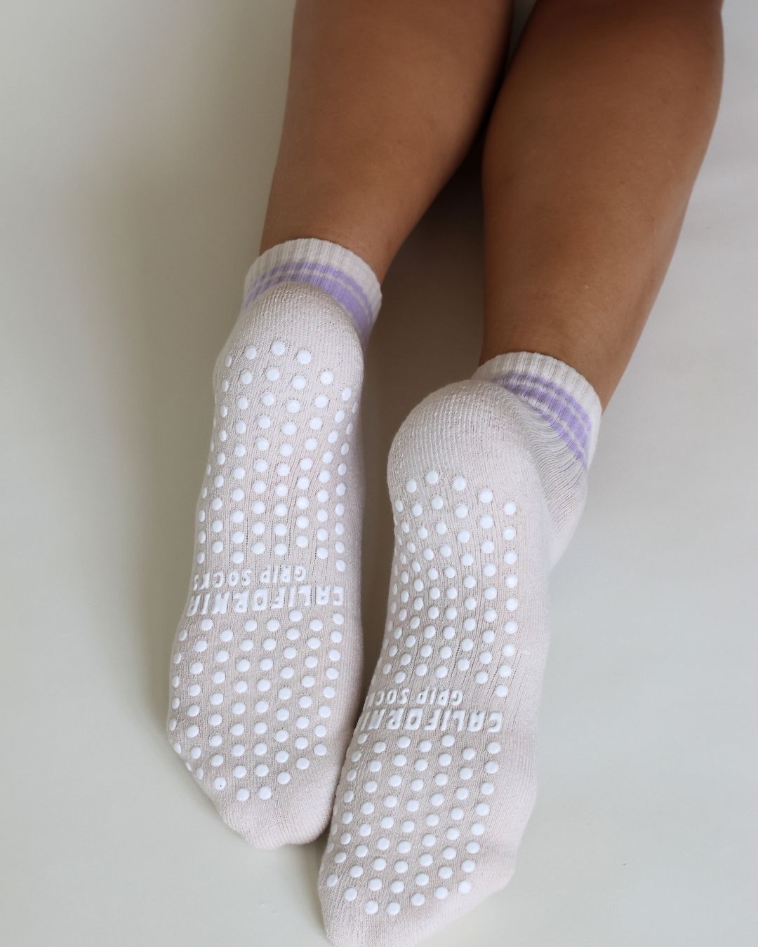 The Retro Shortie Grip Socks - Off White & Lilac