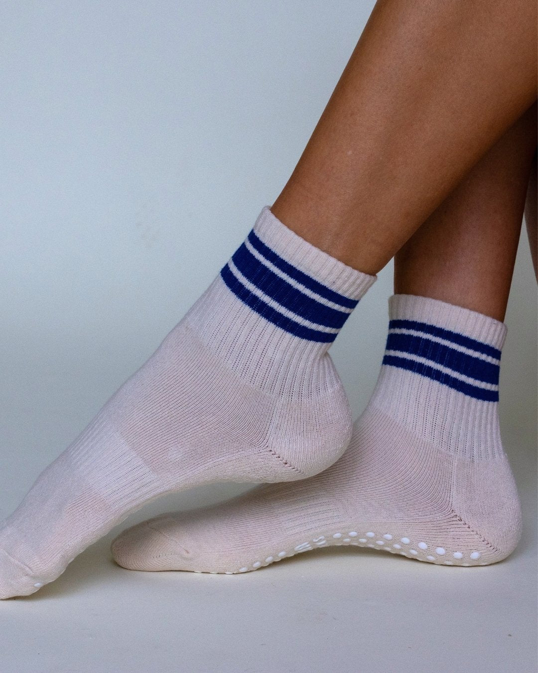 The Retro Shortie Grip Socks - Off White & Blue