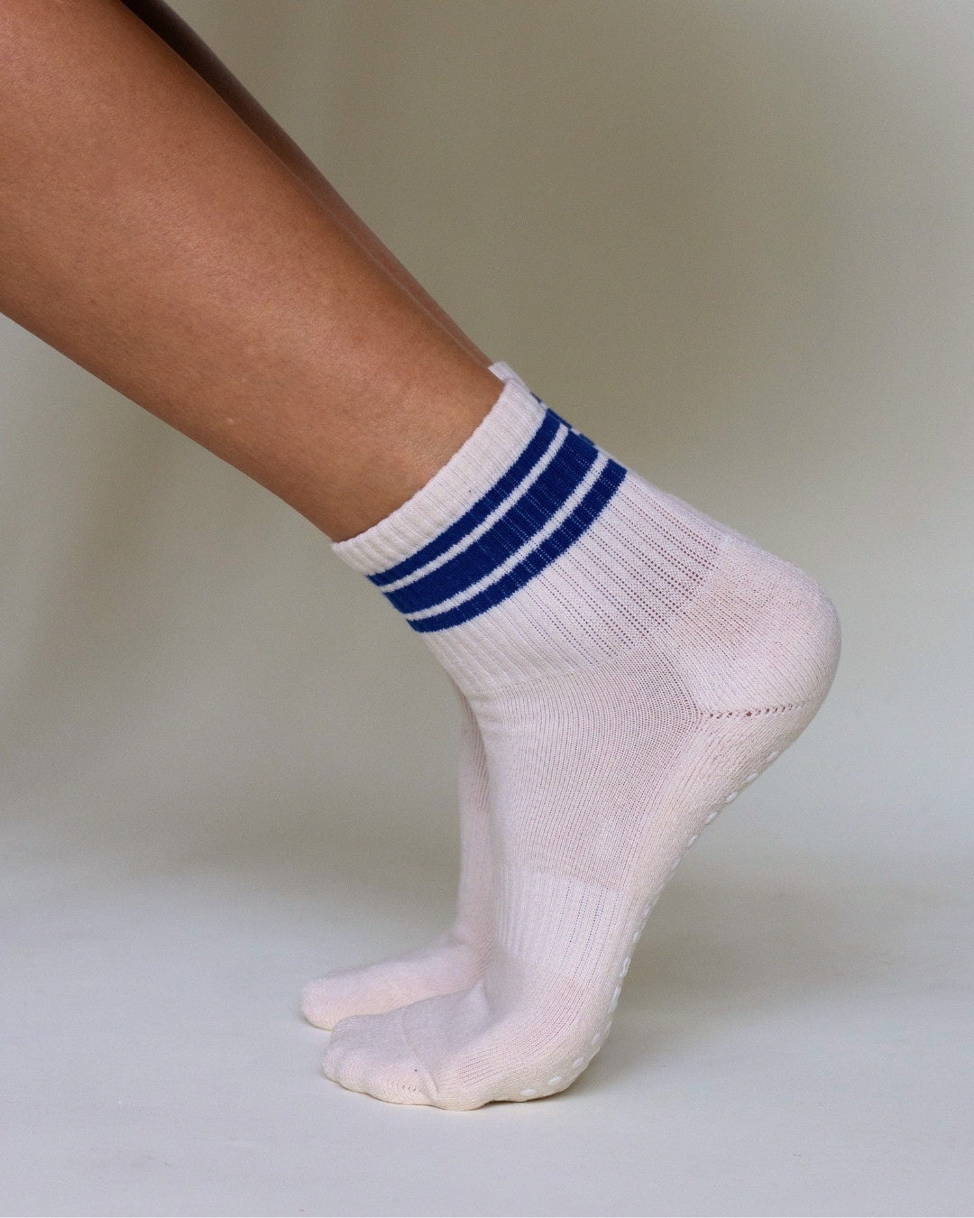 The Retro Shortie Grip Socks - Off White & Blue