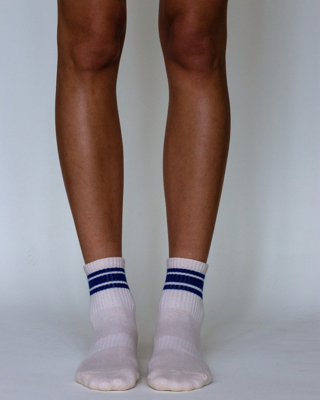 The Retro Shortie Grip Socks - Off White & Blue